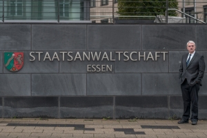Der größte Vorteil der Ihnen durch die Beauftragung eines Anwalts für Strafrecht als Strafverteidiger zusteht, ist die Möglichkeit zu einer frühzeitigen Akteneinsicht. Nur so können Sie bereits vor Beginn der Verhandlung erfahren, was Ihnen die Staatsanwaltschaft zu Last legt, um eine ausgeklügelte Verteidigungstaktik zu entwickeln. Nur Rechtsanwälte für Strafrecht haben die Möglichkeit, Einsicht in die Ermittlungsakten zu nehmen. Mit zunehmender Kriminalität und einhergehenden Einsparungen im öffentlichen Dienst und in der Justiz sind Staatsanwälte und Richter oft mit der anfallenden Masse an Strafverfahren an der Grenze zur Überforderung. Nutzen Sie dies zu Ihrem Vorteil und beauftragen Sie für eine erfolgreiche Verteidigung Ihren Anwalt für Arbeitsrecht in Essen. Vorteile eines Strafverteidigers in Essen Hier bietet sich für Sie eine Chance, die nur mit einem erfahrenen Strafverteidiger an Ihrer Seite genutzt werden kann. Aufgrund meiner über zwanzigjährigen strafrechtlichen Tätigkeit im gesamten Ruhrgebiet kenne ich den überwiegenden Teil der Staatsanwalt- und Richterschaft bereits aus unzähligen Verhandlungen. Als Juristen sprechen wir „die selbe Sprache“ und können auf zwar oft hart geführte aber dennoch vertrauensvolle Zusammenarbeit zurückblicken. Dies schafft zumeist ein gutes Gesprächsklima und macht es der Staatsanwaltschaft – bei einem einigermaßen vertretbaren Angebot durch die Strafverteidigung – leichter, das Ermittlungsverfahren einzustellen. Eine nicht unbeträchtliche Anzahl an Ermittlungsverfahren wird auf diesem Wege durch informelle Verhandlungen zwischen Verteidigung und Staatsanwaltschaft (sogenannte „Deals“) zur Einstellung gebracht. Machen Sie sich daher meine langjährige Erfahrung als Rechtsanwalt für Strafrecht / Strafverteidiger zu Nutze und vereinbaren Sie beim Vorwurf einer Straftat einen Termin mit meiner Essener Kanzlei. So können Sie sich viel Kraft und eigene Mühe ersparen! „Ver­tei­di­gung ist Kampf. Kampf um die Rechte des Beschuldig­ten im Wi­der­streit mit den Or­ga­nen des Staa­tes, die dem Auf­trag zur Verfolgung von Straf­ta­ten zu ge­nü­gen ha­ben. Im Straf­ver­fah­ren bringt der Staat ge­gen persönliche Frei­heit und Ver­mö­gen des Ein­zel­nen seine Macht­mit­tel mit einer Wucht zum Ein­satz wie in kei­nem ande­ren Be­reich des ge­sell­schaft­li­chen Lebens.“ (Hans Dahls im „Handbuch des Strafverteidigers“) Rechtsanwalt Strafrecht Essen Strafverteidiger Essen